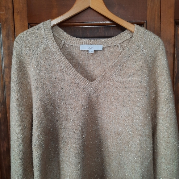 🛍 Loft Shimmer Stitch V-neck Sweater Tan Gold Metallic Knit 601906 Size Medium - Picture 3 of 13